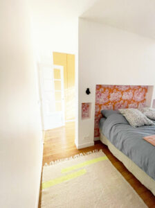 Areha - Entreprise Generale de Batiment - Realisations1 - papier peint toile de jouy - pose de parquet - alcove tête de lit - peinture blanche