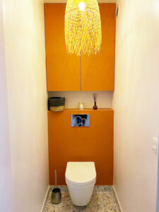 Areha - Entreprise Generale de Batiment - Realisations - Rangement WC - changement toilettes muraux encastrees - peinture orange - carrelage