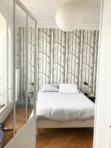 Areha - Entreprise Generale de Batiment - Realisations - chambre à coucher - papier peint tête de lit, parquet - verrière