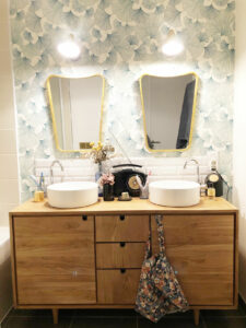 Areha - Entreprise Generale de Batiment - Realisations - salle de bain double vasque avec papier peint spécial salle d'eau humidité