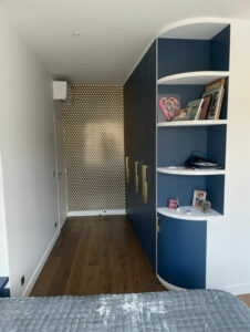 Areha - Entreprise Generale de Batiment - Realisations - couloir penderie sur mesure et bibliothèque chambre parentale