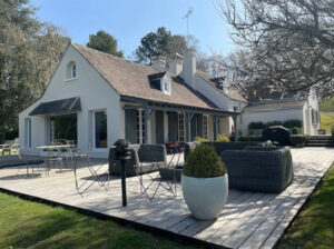 Areha - Entreprise Generale de Batiment - Realisations - ravalement terrasse en lattes de bois extérieur - salon de jardin aménagement extérieur