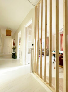 Areha - Entreprise Generale de Batiment - Realisations - refection d'un couloir - pose de parquet blanc vintage - cloison à lattes de bois espacées